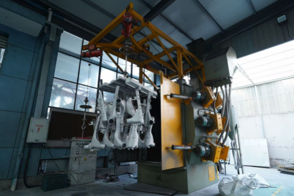 为铝合金铸件披上“隐形铠甲”：铝铸件厂的抛丸工艺